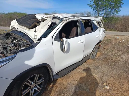 Cantor Edi Rossi sofre acidente de carro e tranquiliza fãs: “Graças a Deus, estou bem”