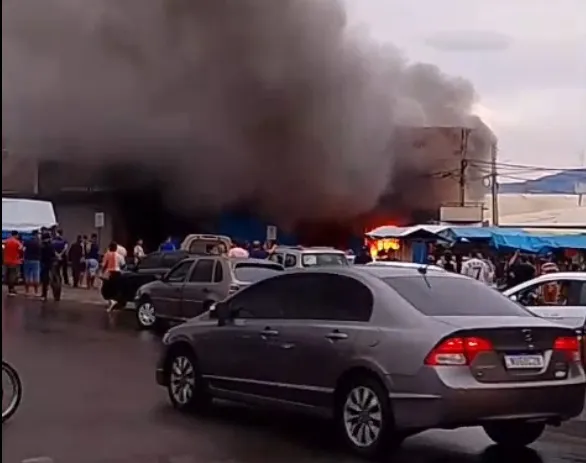 Incêndio de grandes proporções destrói loja recém-inaugurada em Livramento de Nossa Senhora