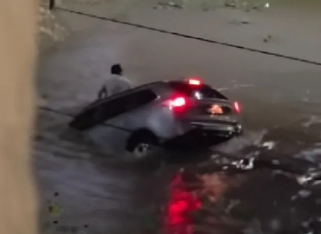 Carro e motorista são engolidos por valeta em Conquista