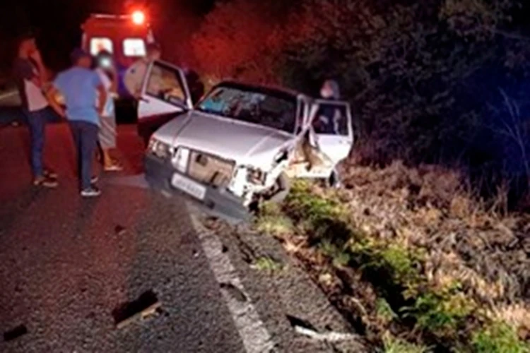 Colisão entre carro e caminhão deixa quatro feridos na BR-030 em Palmas de Monte Alto