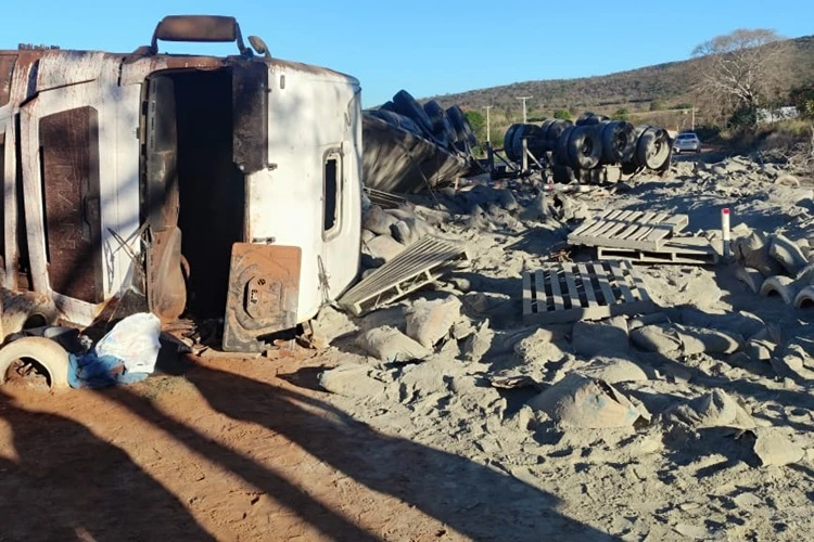 Carreta tomba na BR-030 entre Rio do Antônio e Caetité