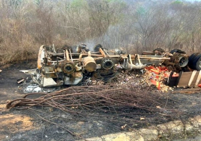 Caminhão capota e pega fogo na BA-026; motorista é resgatado por populares