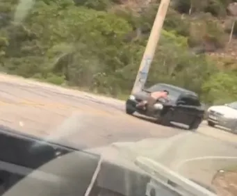 Jovem é flagrado se atirando sobre carros na Serra das Almas
